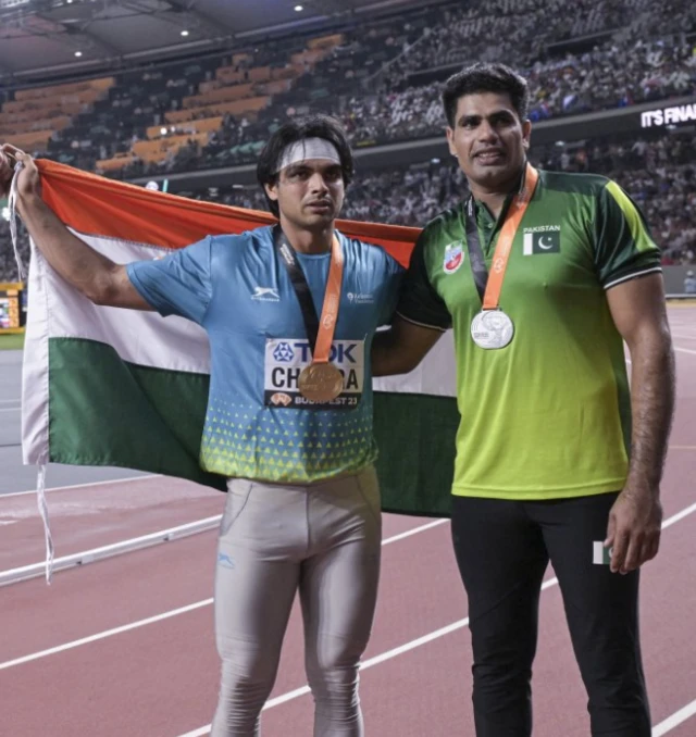2023 में वर्ल्ड एथेलेटिक्स चैंपियनशिप के बाद नीरज चोपड़ा और अरशद. यही तस्वीर नीरज के घर में भी लगी है.