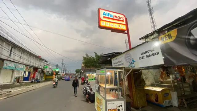 Warung Ateu Mawar, retail modern, alfamidi, indomaret, sukabumi, toko kelontong, Reni Sumarni