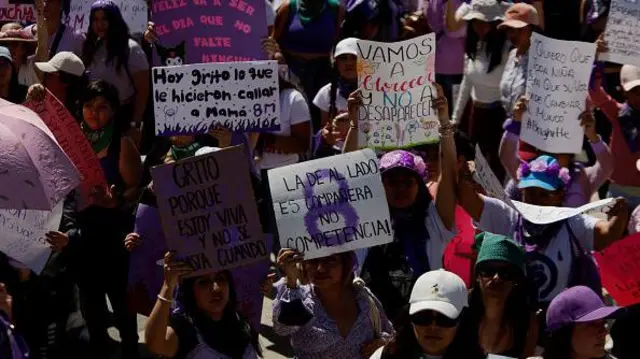Mulheres marcham com cartazes pelo Passeio da Reforma, na Cidade do México, por motivo do Dia Internacional da Mulher, em 2024