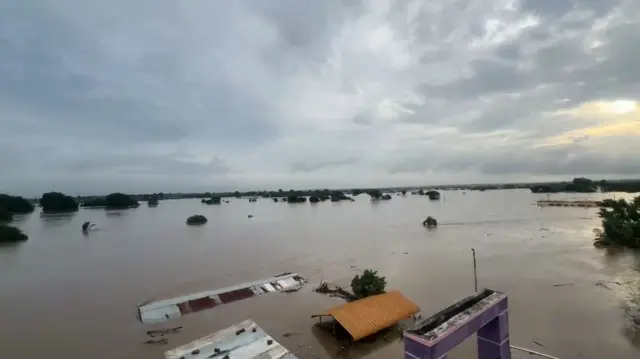 पाण्याखाली गेलेला परिसर