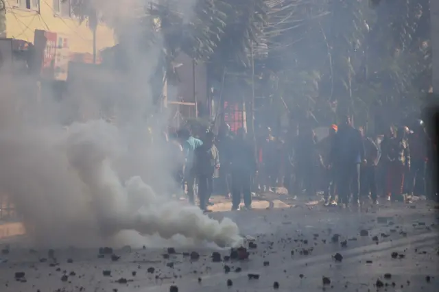 स्थिति नियन्त्रणमा लिन प्रहरीले पानीको फोहरा र अश्रुग्यास प्रयोग गरेको थियो 