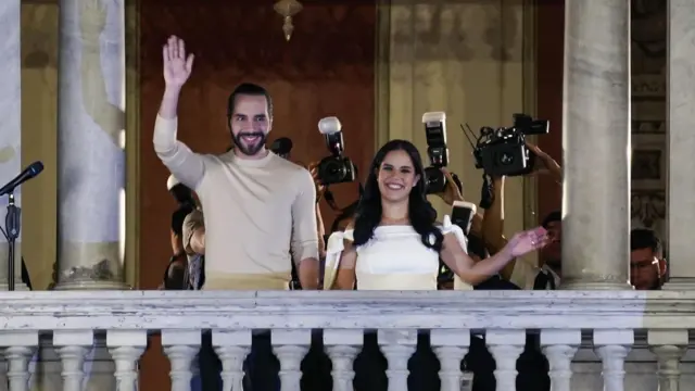 Nayib Bukele e a esposa acenam a partirvip stakevaranda 