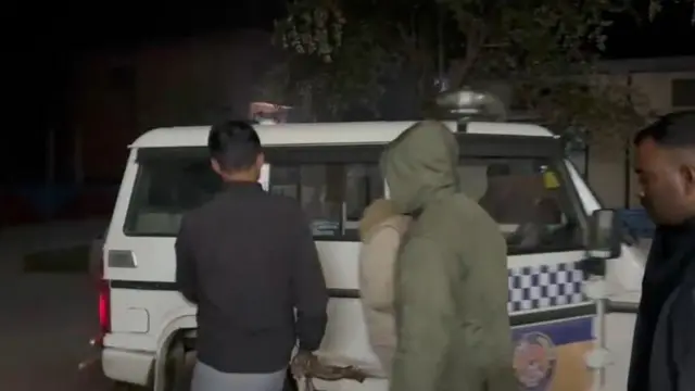 पोलीस आरोपीला अटक करताना