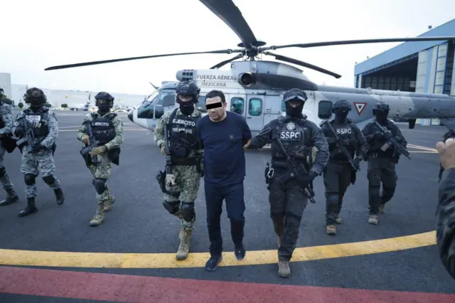 El "R1" es trasladado por elementos federales tras descender de un helicóptero