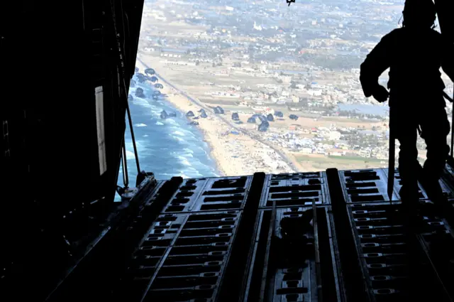 Avião lança ajuda