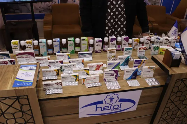 تصاویر از دوا که بر روی میز چیده شده است