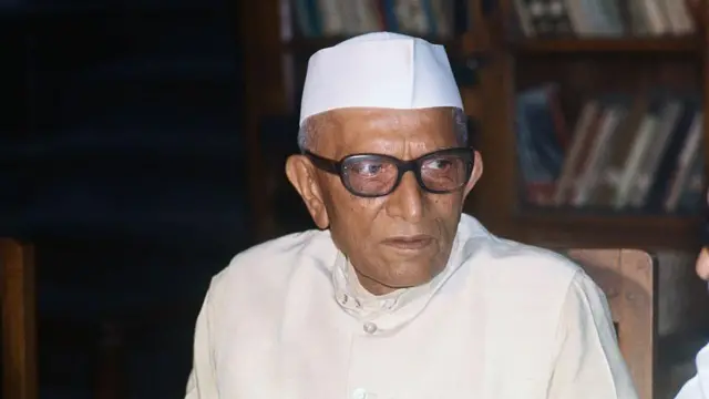 1977 में प्रधानमंत्री बनने के बाद मोरारजी देसाई ने 42वें संशोधन अधिनियम के अधिकतर प्रावधानों को पलट दिया था