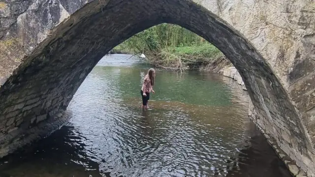 Evie no rio Ogmore, debaixo de uma ponte