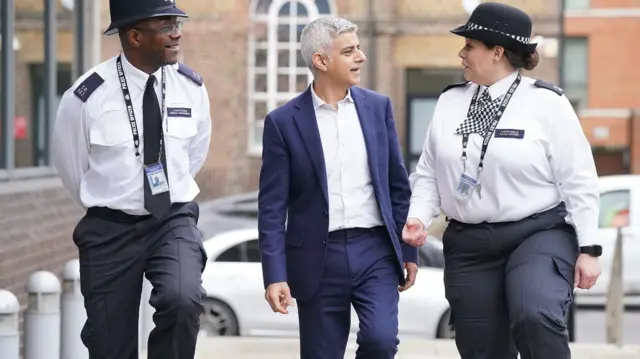 خان وشرطيان