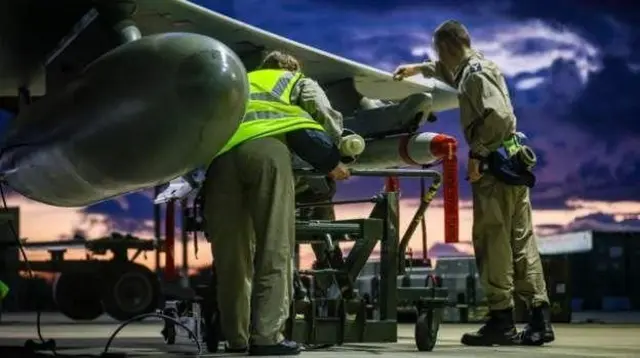 হামলায় অংশ নেয়ার আগে আএএফ টেকনিশিয়ানদের আরএএফ টাইফুন পরীক্ষা