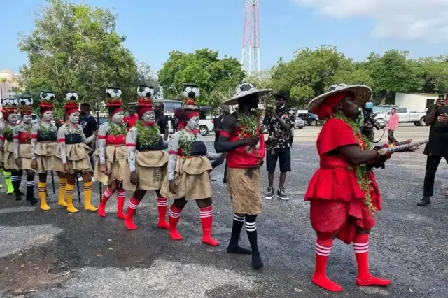 Bamwe bari bambaye ingofero n'inkono zimeze nka ruhago
