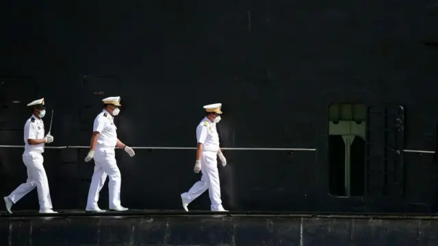 စစ်ကောင်စီ ရေငုပ်သင်္ဘော ပေါ်မှာတွေ့ရတဲ့ ဗိုလ်ချုပ်မှူးကြီးမင်းအောင်လှိုင်