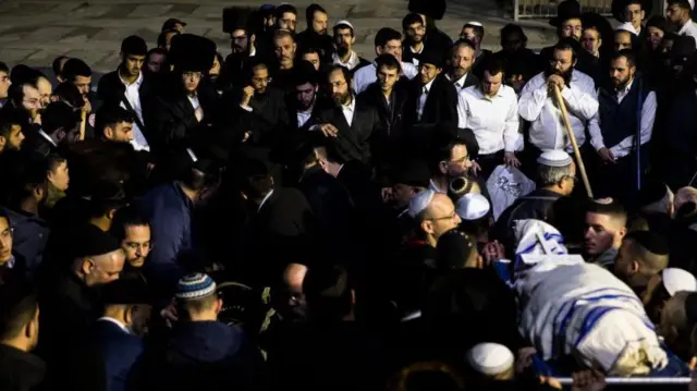 Familia na marafiki wa Eli na Natali Mizrahi wakiwa wamebeba miili yao wakati wa mazishi yao.