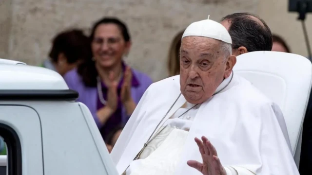 البابا فرنسيس يلوح للمصلين عقب قداس عيد الفصح في ساحة القديس بطرس، مدينة الفاتيكان