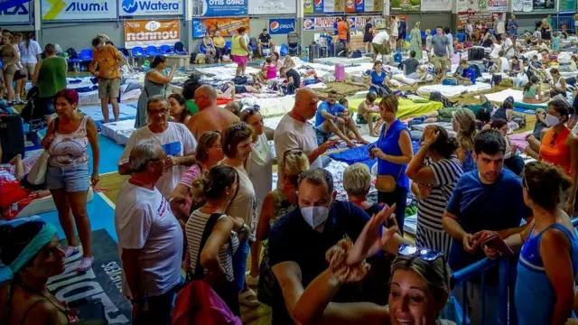 Turistas abrigadosjogos infantis on lineum estádio