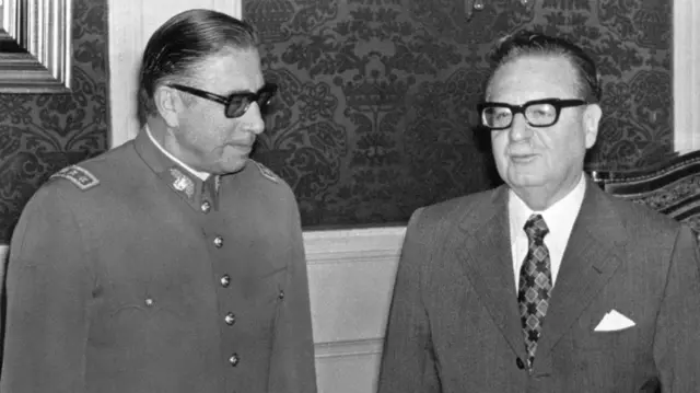 Augusto Pinochet e Salvador Allende lado a ladocasas de apostas europeiassala; foto estácasas de apostas europeiaspreto e branco 