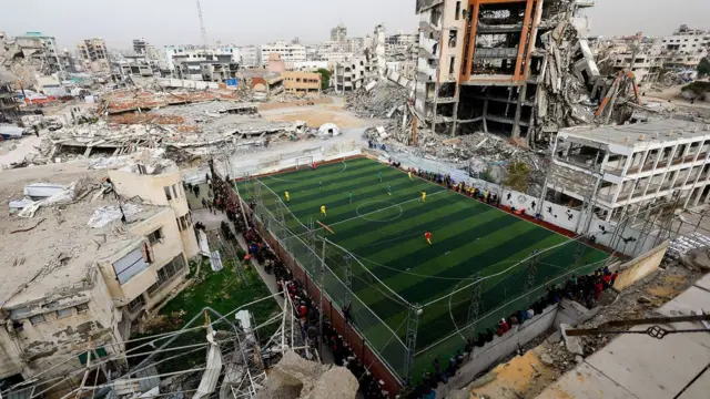 Gazze'de yıkıntılar arasında yeşil bir futbol sahası