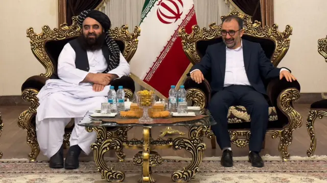 استاندار خراسان در فرودگاه مشهد