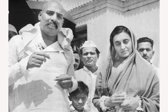 तुकडोजी महाराज आणि भारताच्या पहिल्या महिला पंतप्रधान इंदिरा गांधी