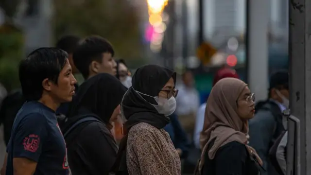 Pekerja kantoran di kawasan bisnis pada jam sibuk di Jakarta, pada 28 Februari 2024