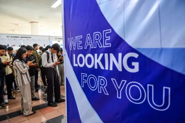 Orang-orang sedang mencari kerja.