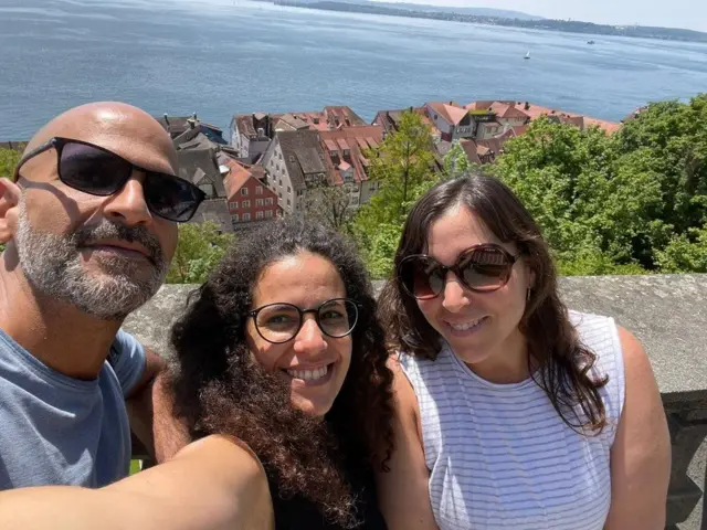 Dafna, en el centro, estaba de visita en Israel desde Alemania y se alojaba con su hermano, a la izquierda, cuando Hamás atacó.