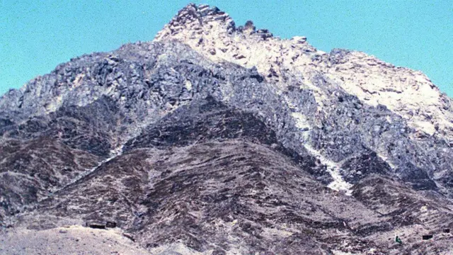 Холмы Чагаи, побелевшие после ядерных испытаний Пакистана в мае 1998 года, в юго-западной части провинции Белуджистан