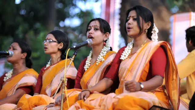 বৈশাখের গান গাইছেন একদল শিল্পী