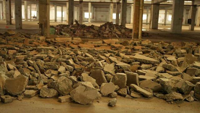 Escombros ocupan el suelo de lo que alguna vez fue una próspera fábrica de muebles en Dongguan.