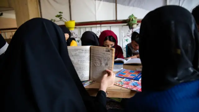 دختران دانش آموز در کابل