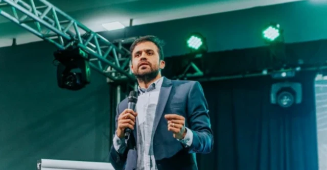 Pablo Marçal usando terno azul marinhotabela de aposta nordesteum palco durante palestra