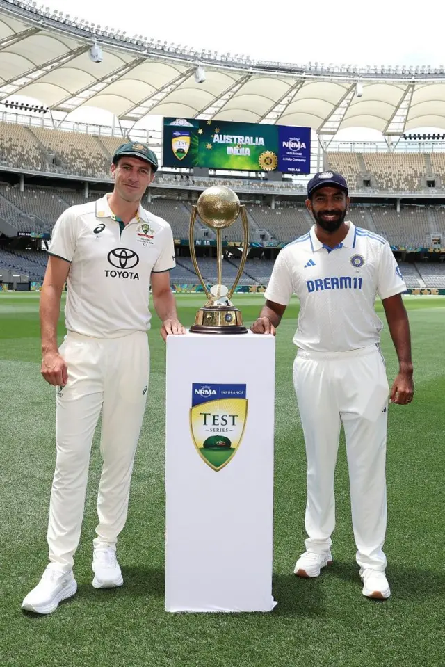 கோப்பையுடன் அணித் தலைவர்கள்