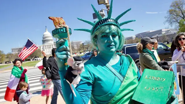 वॉशिंगटन में ईरान के समर्थन में निकाली गई रैली में प्रदर्शनकारी (तस्वीर: 29 मार्च 2026) 