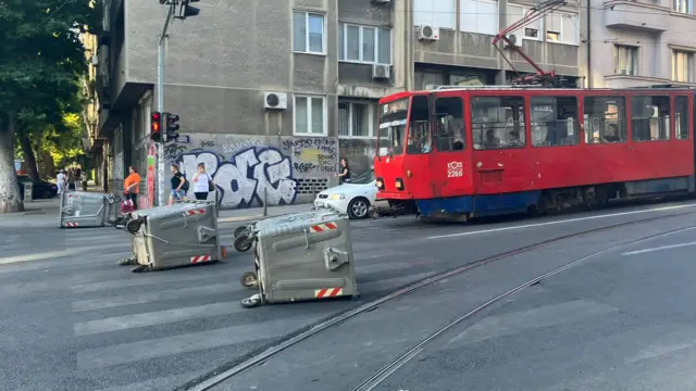 Tramvaj ispred kontejnera na ulici