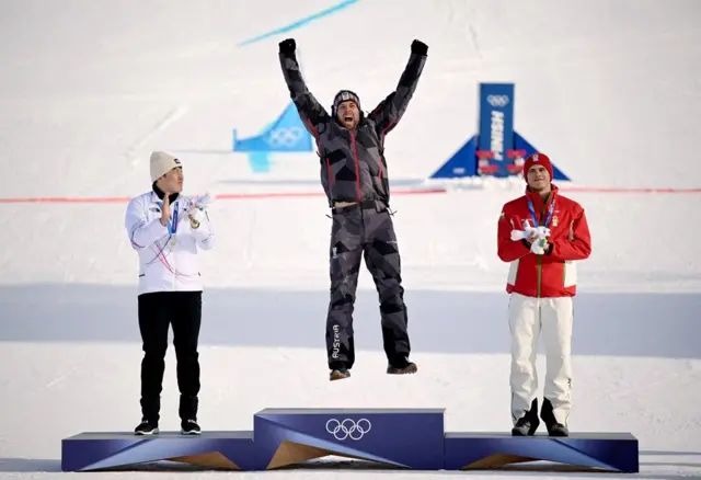 benjamin karl slavi osvajanje zlata u paralel slalomu u bordu na zimskim olimpijskim igrama u Italiji