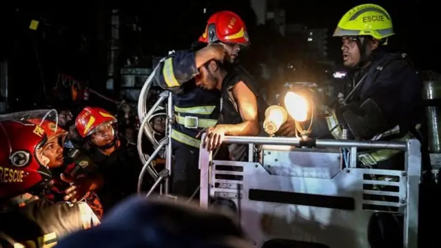 ढाकामा व्यापारिक भवनमा आगलागी भएपछि उद्धारकार्य