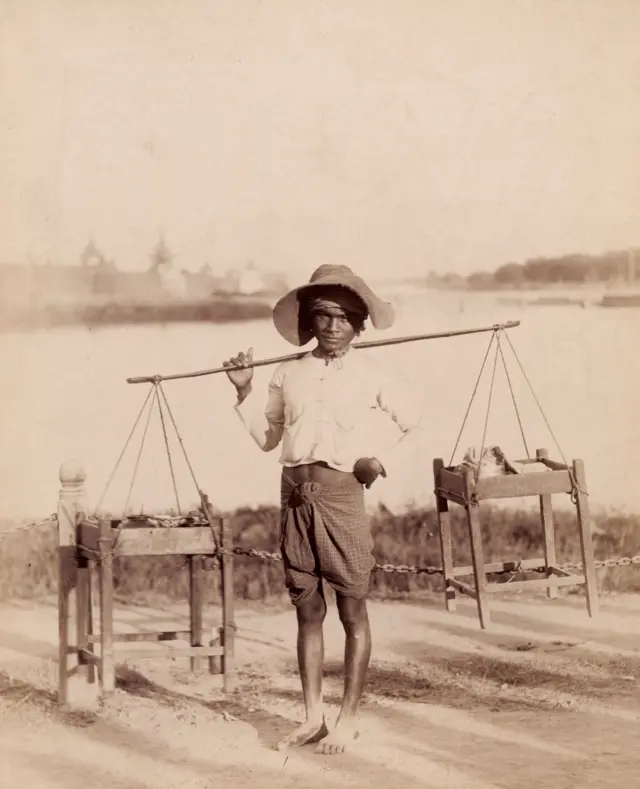 မန္တလေးကျုံးဘေးက အထမ်းသည်