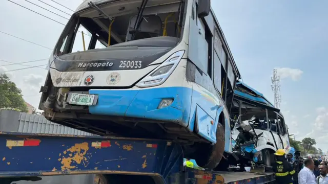 Aworan bọọsi to kọlu reluwe naa