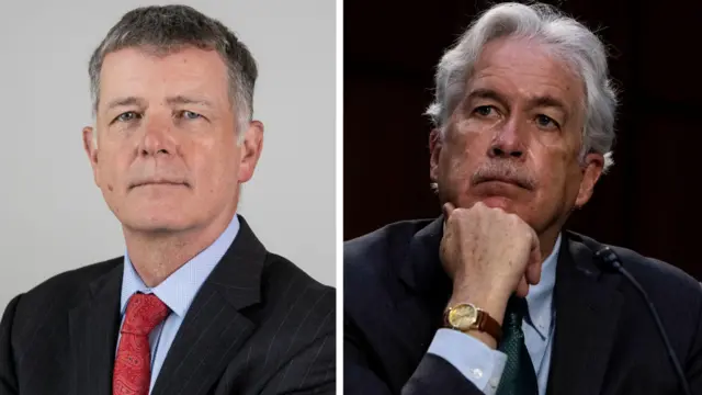 Imagem compostazebet instagramSir Richard Moore, chefe do MI6, um homem com cabelo curto e cinza escuro usando um terno com gravata vermelha, e William Burns, chefe da CIA, um homem com cabelo ondulado e cinza claro inclinado para a frente com o queixo apoiado na mão, com um microfone àzebet instagramfrente.