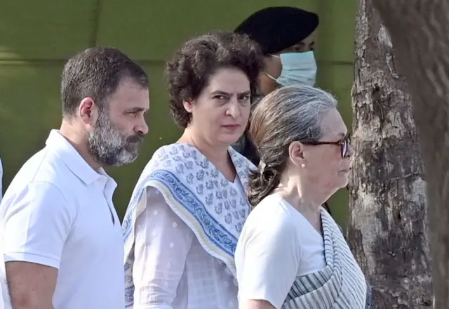 সোনিয়া গান্ধী (ডানে), প্রিয়াঙ্কা গান্ধী (মাঝে) আর রাহুল গান্ধী (বাঁয়ে)