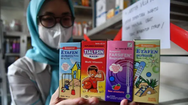 Apoteker menunjukkan sejumlah obat sirup untuk disimpan dalam kardus saat sidak penjualan obat sirup di Apotek Villa Duta, Kota Bogor, Jawa Barat, Sabtu (22/10/2022).