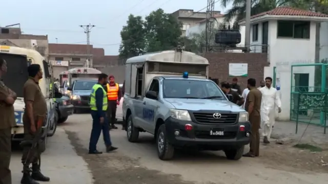 मरकझ तय्यबामध्ये हल्ल्यानंतर आलेली सुरक्षा दलं आणि बचाव पथकाचे कर्मचारी.