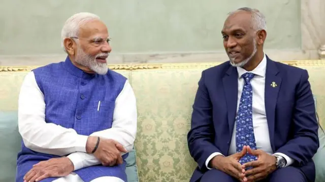 मोहम्मद मुइज़्ज़ू नरेंद्र मोदी के साथ (फ़ाइल फ़ोटो)