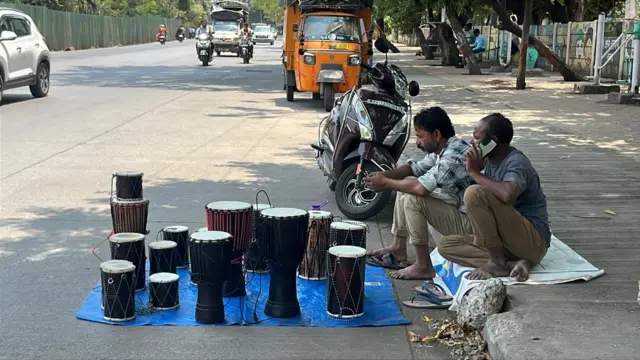 सिमेंटच्या रस्त्यावर फुटपाथवर दिवसभर विक्रीसाठी बसणाऱ्या लोकांच्या आरोग्यावर थेट परिणाम होत असल्याचं प्रयास आरोग्य गटाने केलेल्या पाहणीत दिसून आलं.