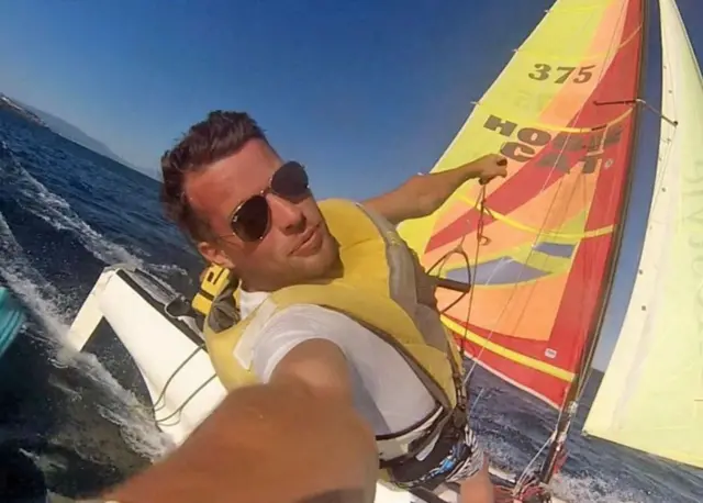 Fox ree, ẹni ti orukọ rẹ gan-an n jẹ George Saul. Oju opo Instagram rẹ lo fi aworan yii si