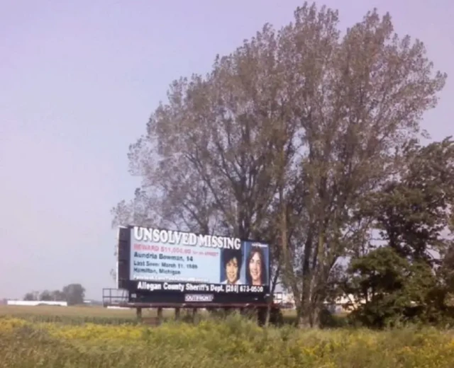 بیلبوردی که کتی در نزدیکی خانه بومن خریده بود که روی آن جزئیات پرونده دخترش نوشته شده است