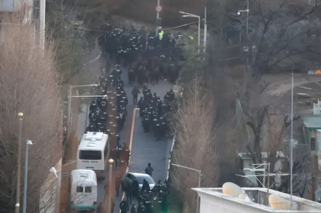 한남동 대통령 관저로 향하고 있는 경찰과 공수처 수사팀