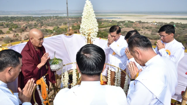 ထီးလိုမင်းလို ဘုရားထီးတင်ပွဲမှာ ဝစီပိတ်ဆရာတော်နဲ့ အတူတွေ့ရတဲ့ စစ်ခေါင်းဆောင်