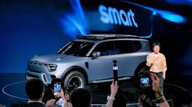 مندی ژنگ، مدیر بازاریابی و فروش اسمارت در مراسم رونمایی مدل #5 در پکن