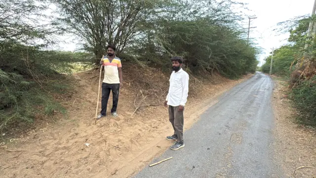 ગઢડામાં જ્યાં નાગજીભાઈ ગુજરિયા જયાં મૃત મળી આવ્યા હતા તે રોડ પરની ગાંડા બાવળની ઝાડી